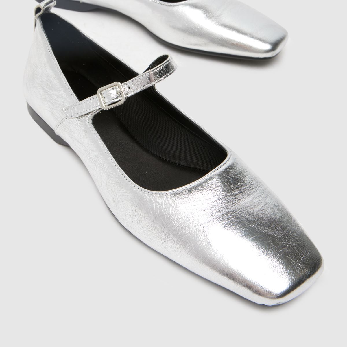 Vagabond Shoemakers – Delia – Silverfärgade ballerinaskor med Mary Jane-motiv