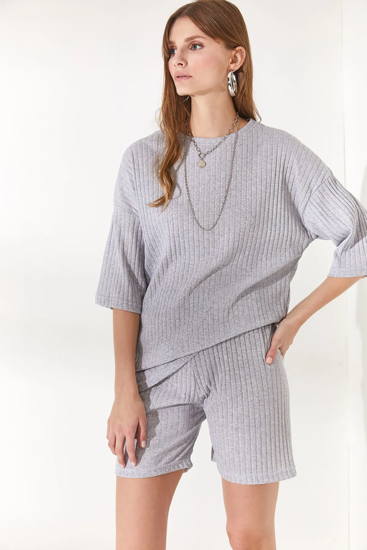 Olalook  Graues Damen-Set mit Unterteil, kurzer Strumpfhose, Oberteil und lockerer Bluse TKM-19000200