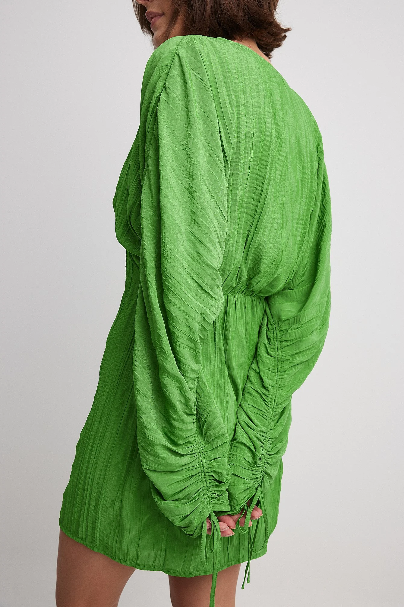 Geknittertes Minikleid mit Schnürung