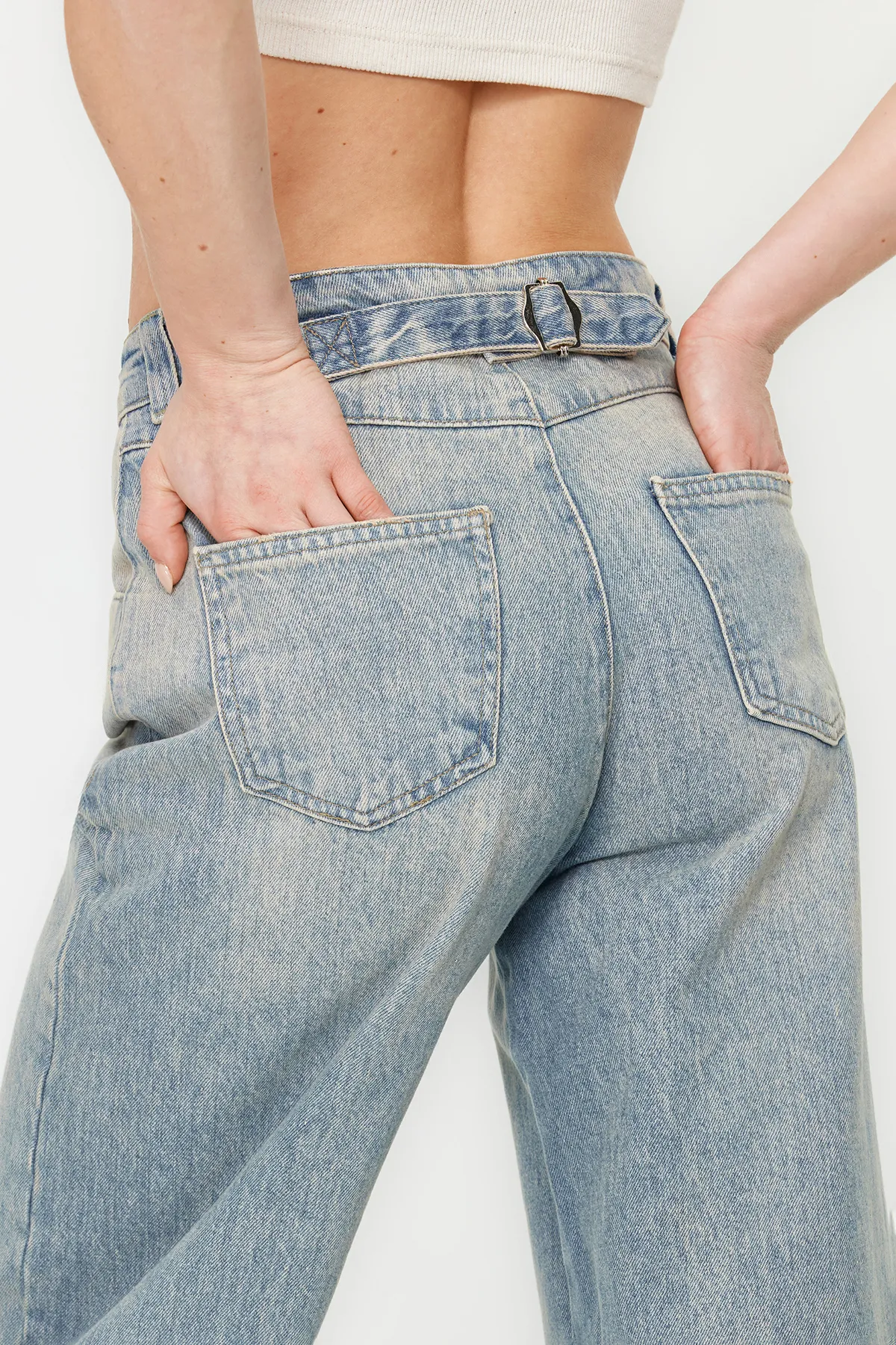 Trendyol Collection  Blaue, mit Nähten und Details versehene Barrel-Jeans mit hoher Taille TWOSS24JE00013
