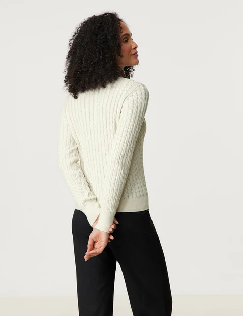 Nachhaltiger Strickpullover mit Zopfmuster