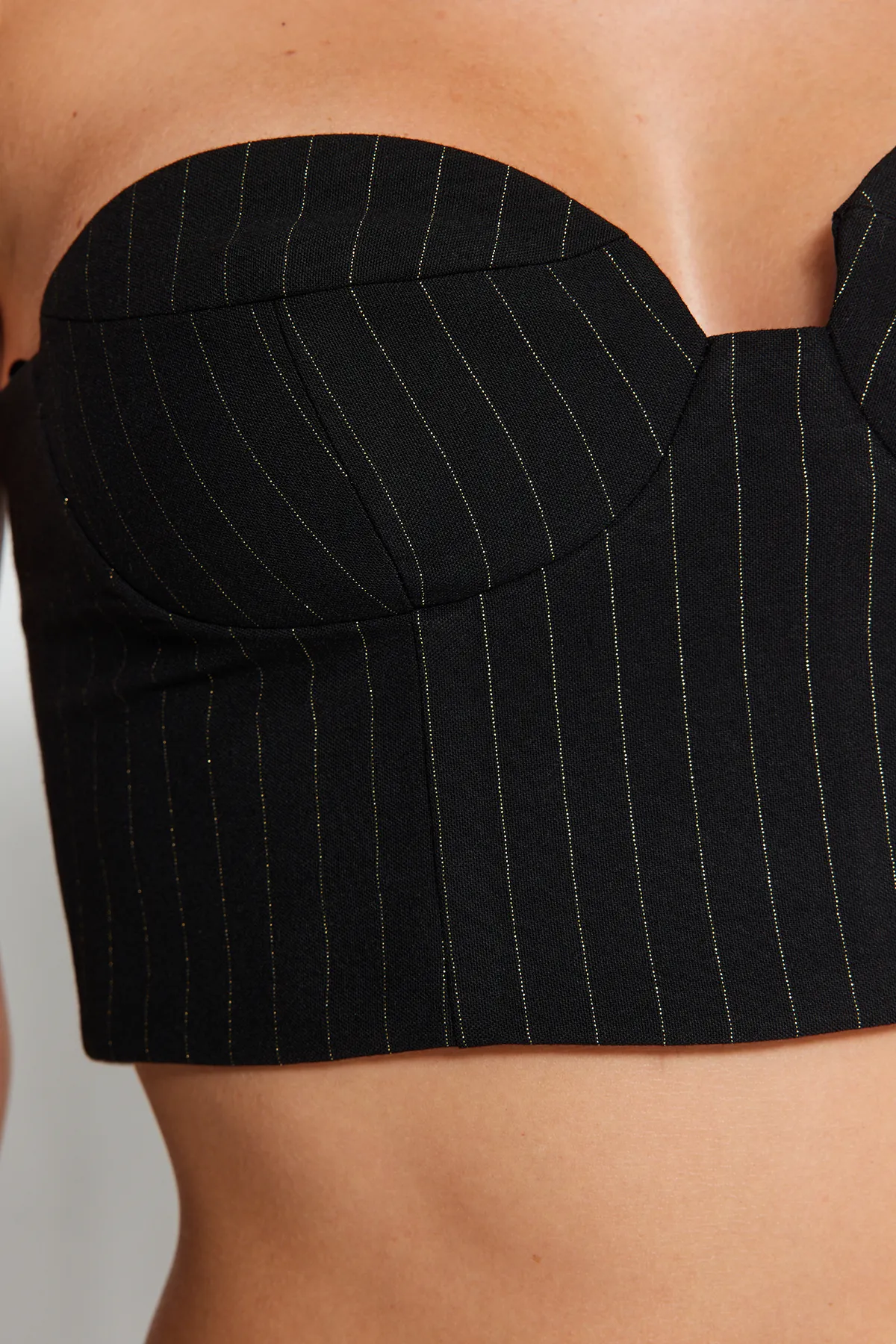 Trendyol Collection  Schwarz gestreiftes, tailliertes, glänzendes, bauchfreies Polyviscon-Bustier TPRAW24BS00013
