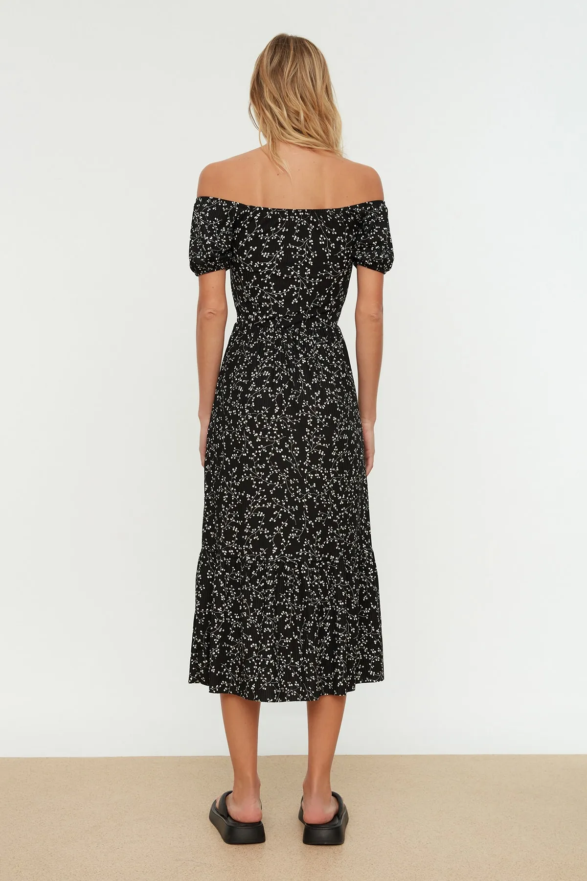 Trendyol Collection  Schwarzes Cord-Strickkleid mit Carmenkragen und Print