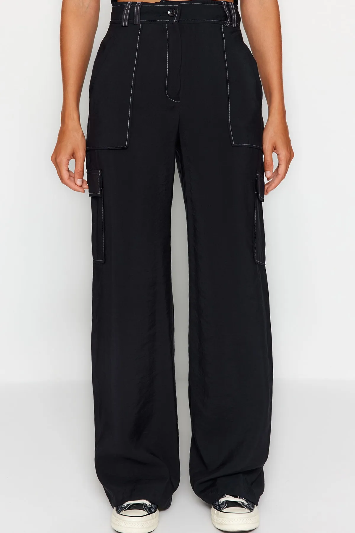 Trendyol Collection  Schwarze Cargo-Webhose mit weitem Bein und Kontrastnähten TWOSS21PL0288