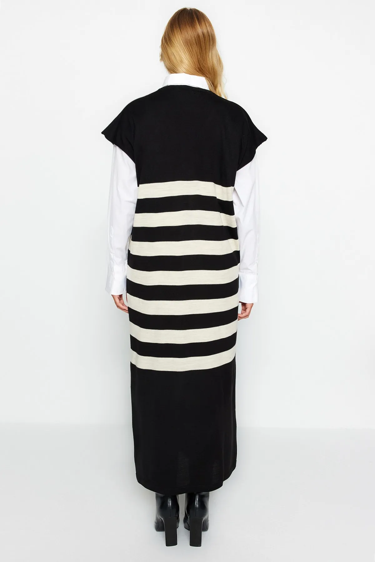 Trendyol Modest  Schwarzes gestreiftes Strickpulloverkleid mit V-Ausschnitt TCTAW24UV00039