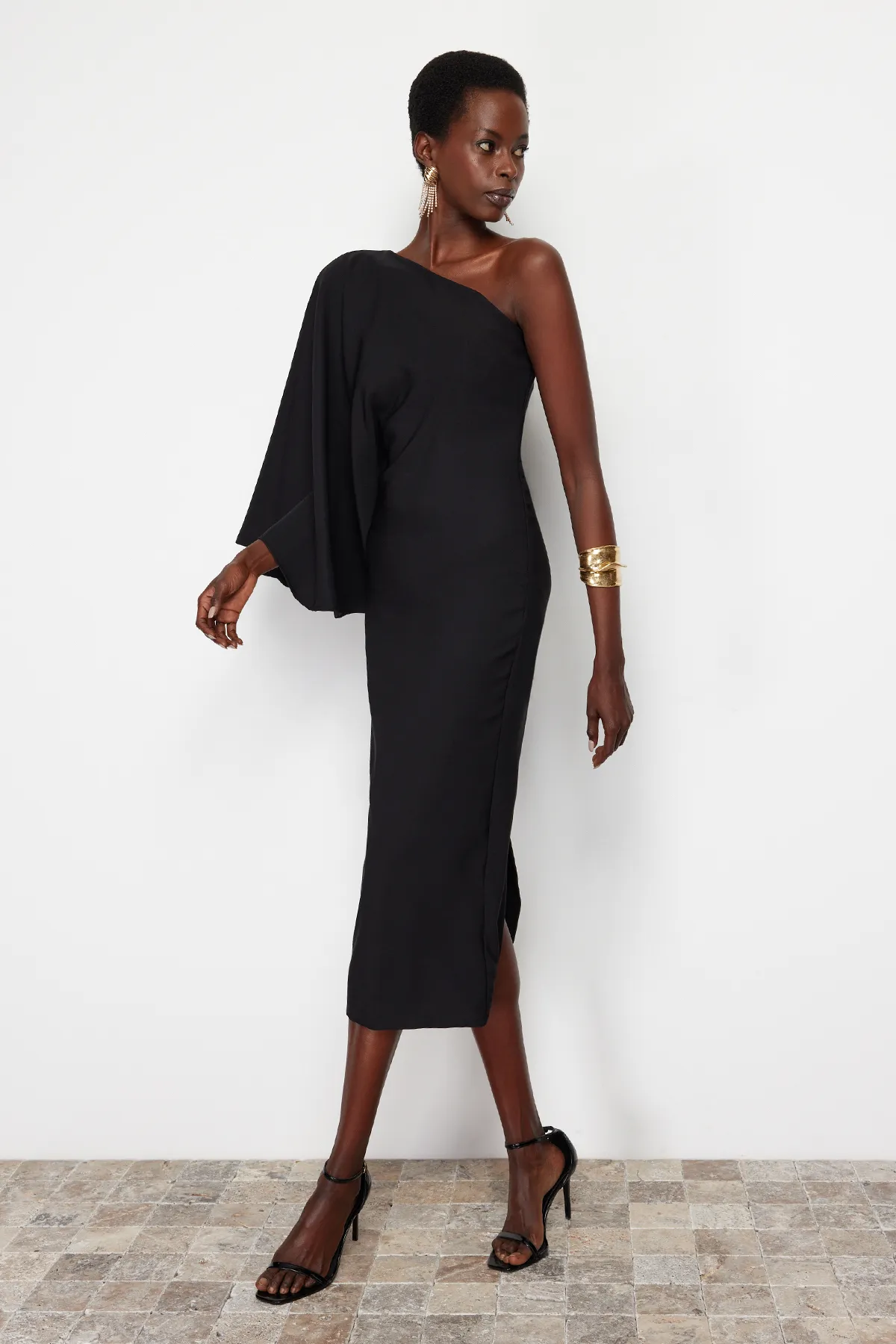 Trendyol Collection  Schwarzes einärmliges Kleid mit asymmetrischem Kragen TPRSS24EL00056