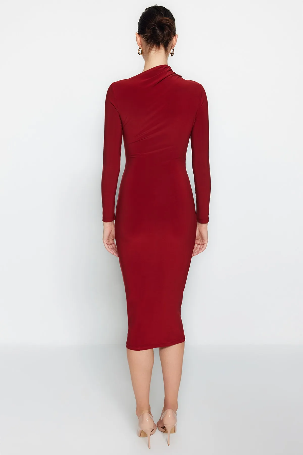 Trendyol Collection  Detailliert geschnittenes, dehnbares Midi-Strickkleid mit Fliesenausschnitt TWOAW24EL00142