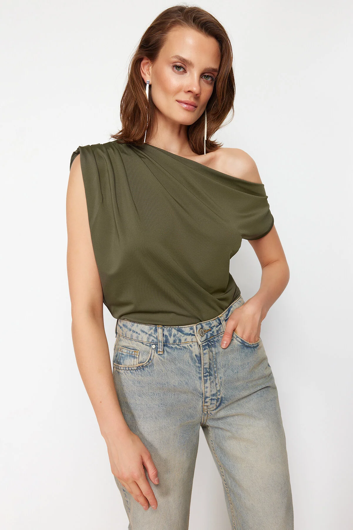 Trendyol Collection  Khakifarbene, ärmellose Stretch-Strickbluse mit asymmetrischem Kragen und normaler Passform TWOSS24BZ00396