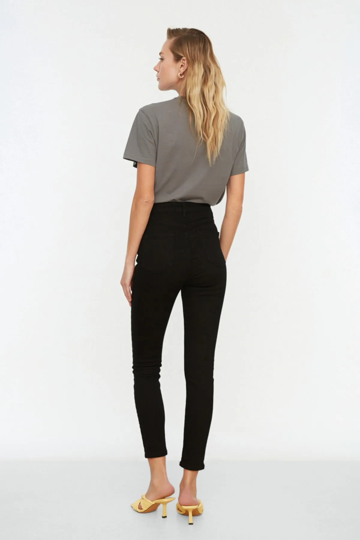 Trendyol Collection  Schwarze Skinny Jeans mit hoher Taille und Knopfleiste vorn TWOAW20JE0051