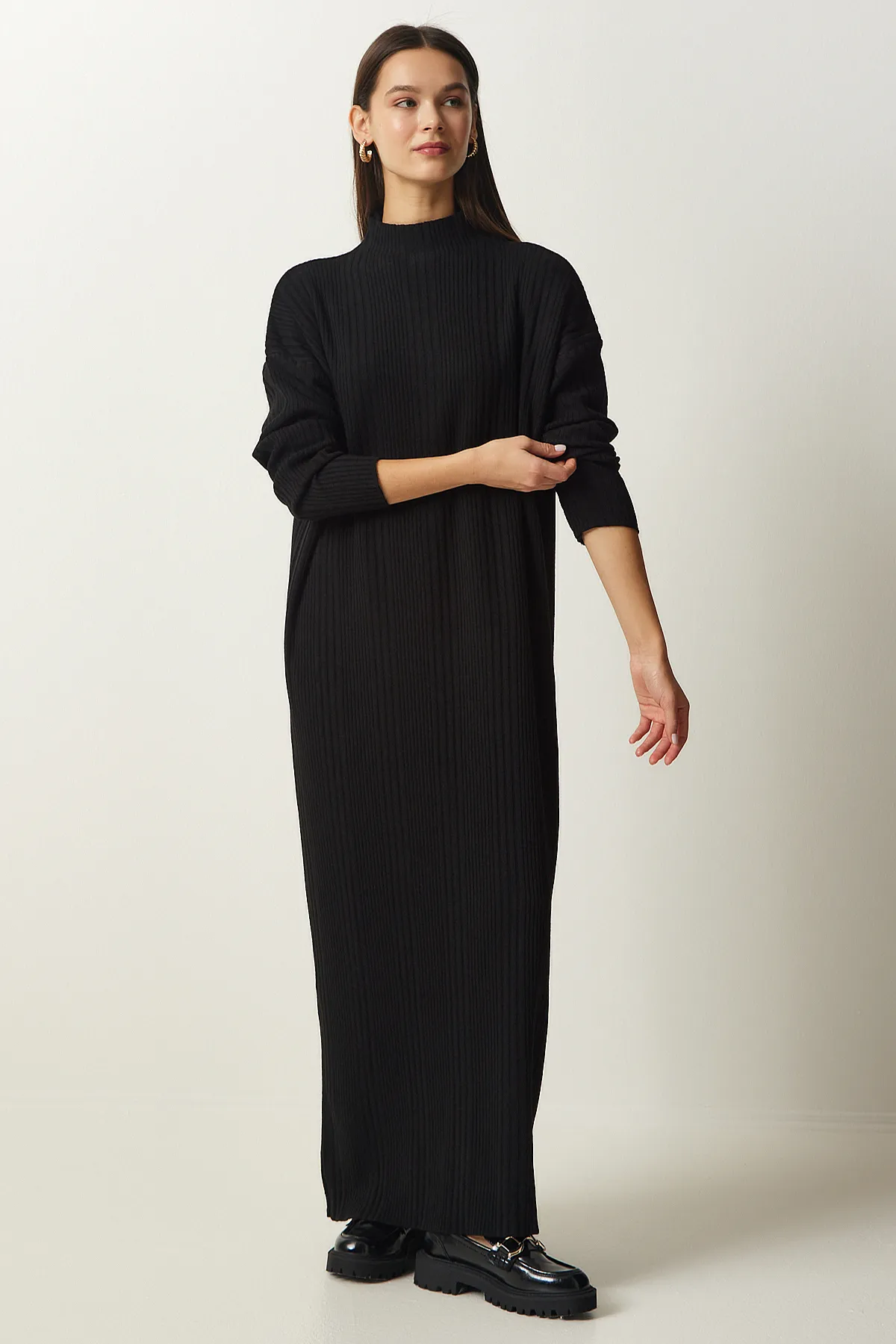 Happiness İstanbul  Schwarzes Oversize-Strickkleid mit hohem Kragen für Damen XN00001