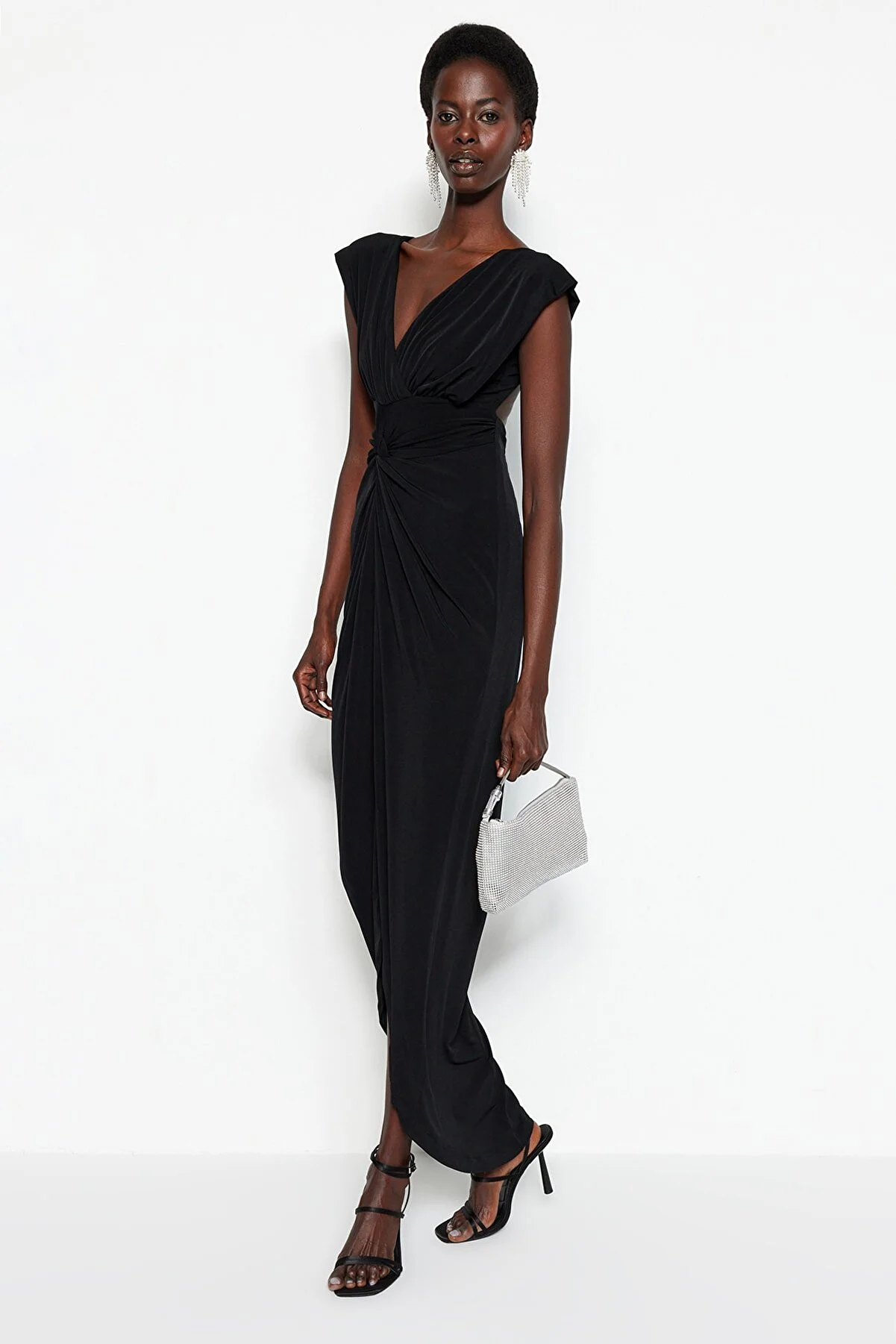 Trendyol Collection  Schwarzes, detailliertes, langes Abendkleid TPRSS22AE0034