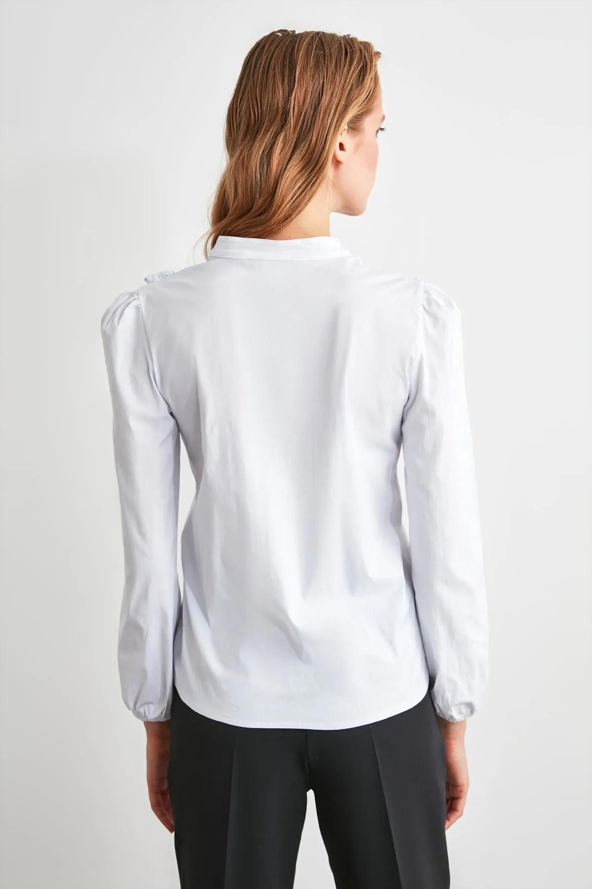 Trendyol Collection  Weißes Spitzenhemd aus Baumwolle - Regular Fit TWOSS20GO0044