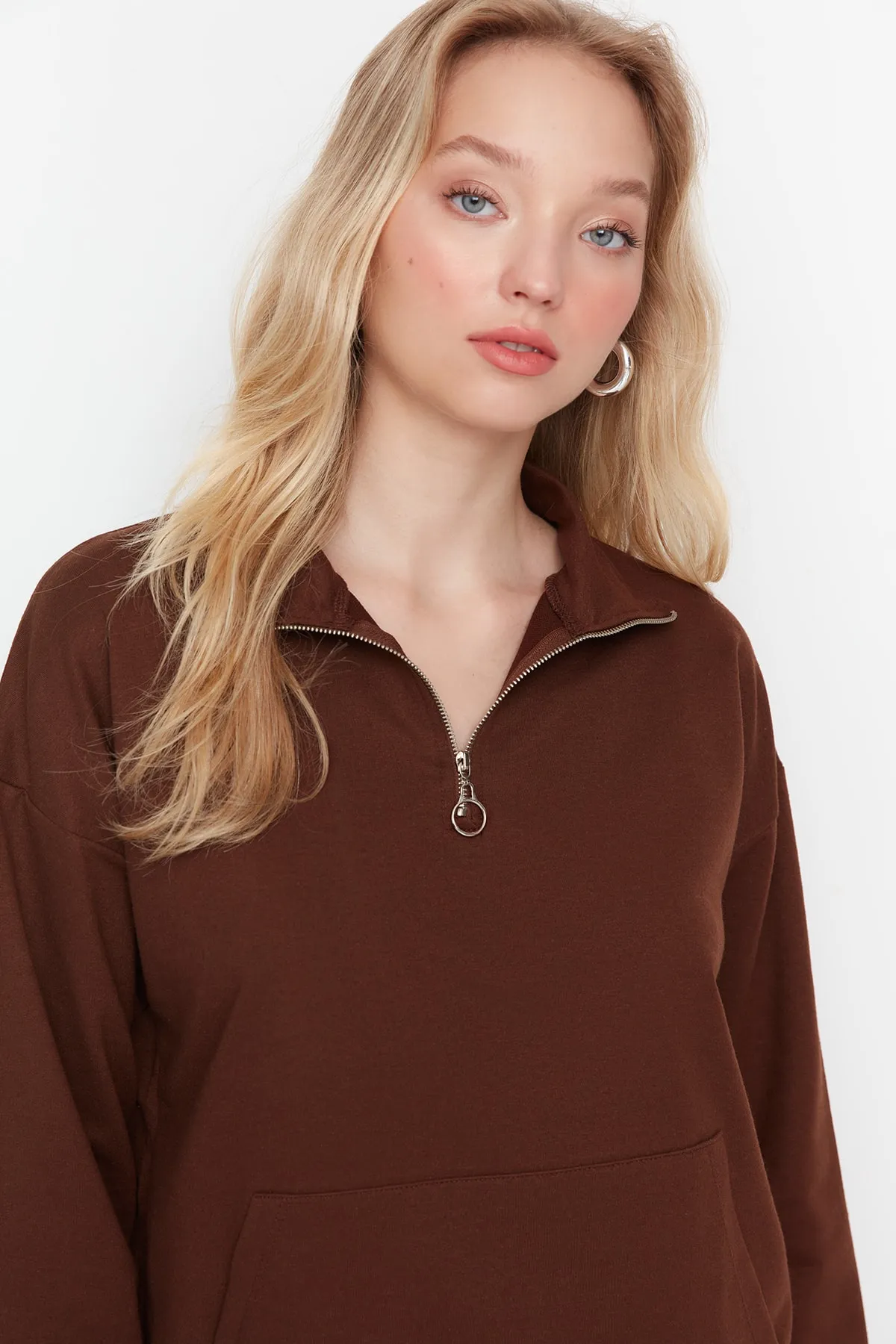 Trendyol Collection  Braunes dünnes Strick-Sweatshirt mit Reißverschluss und Taschendetail TWOAW23SW00005