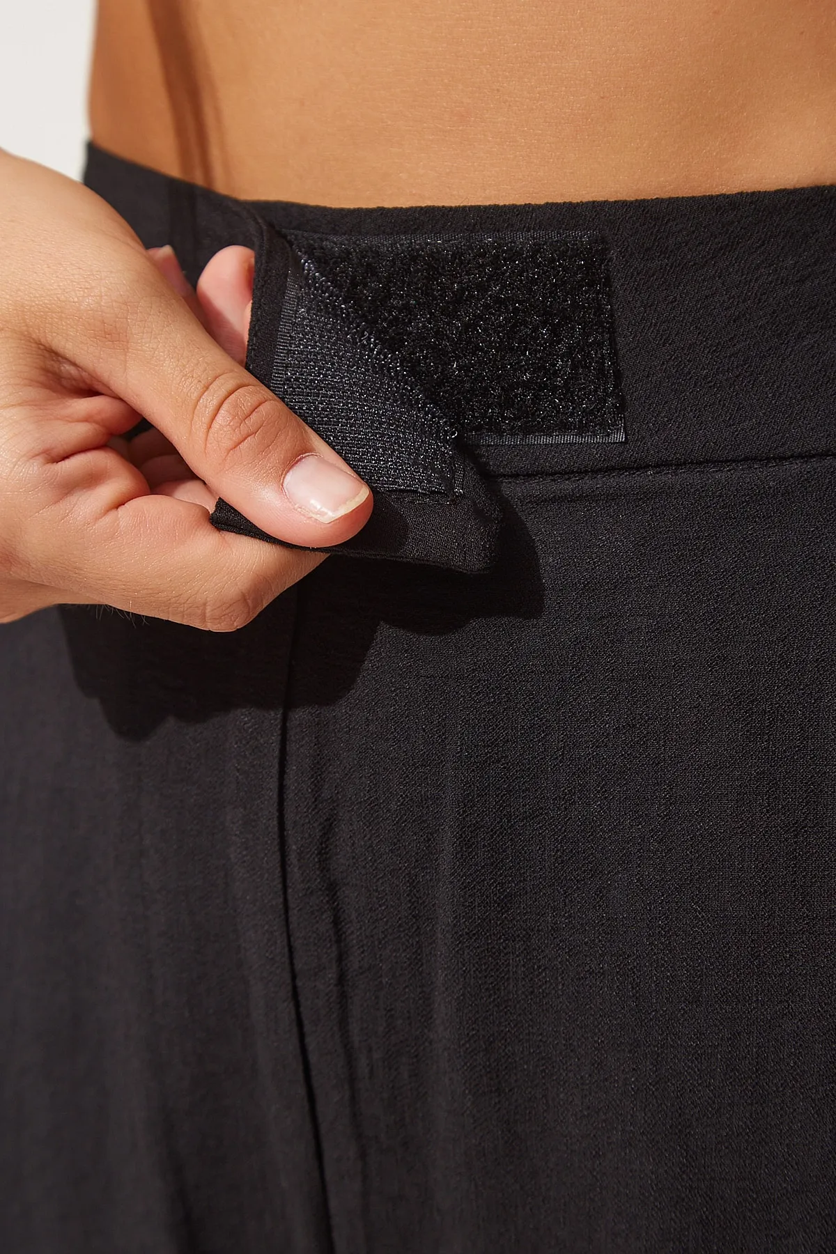 Happiness İstanbul  Schwarze lose Leinenhose mit Klettverschluss für Damen BV00074