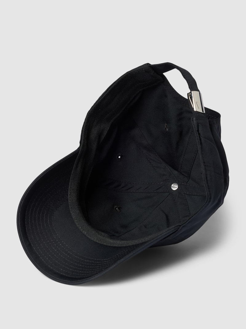 Basecap mit Label-Stitching in schwarz