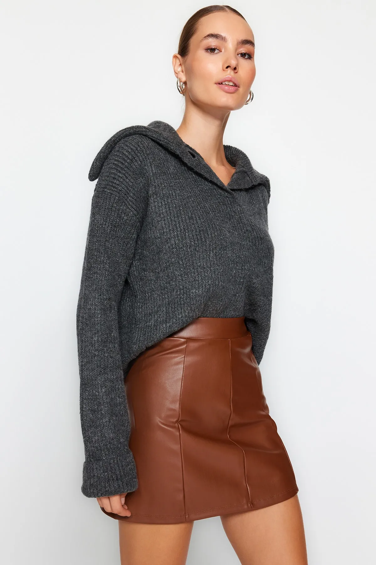 Trendyol Collection  Brauner Mini-Strickrock aus Kunstleder mit hoher Taille TWOAW24ET00154