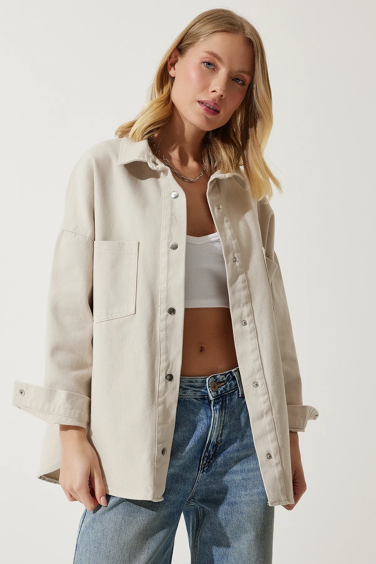 Happiness İstanbul  Cremefarbene Oversize-Gabardine-Jacke für Damen mit Taschen RV00176