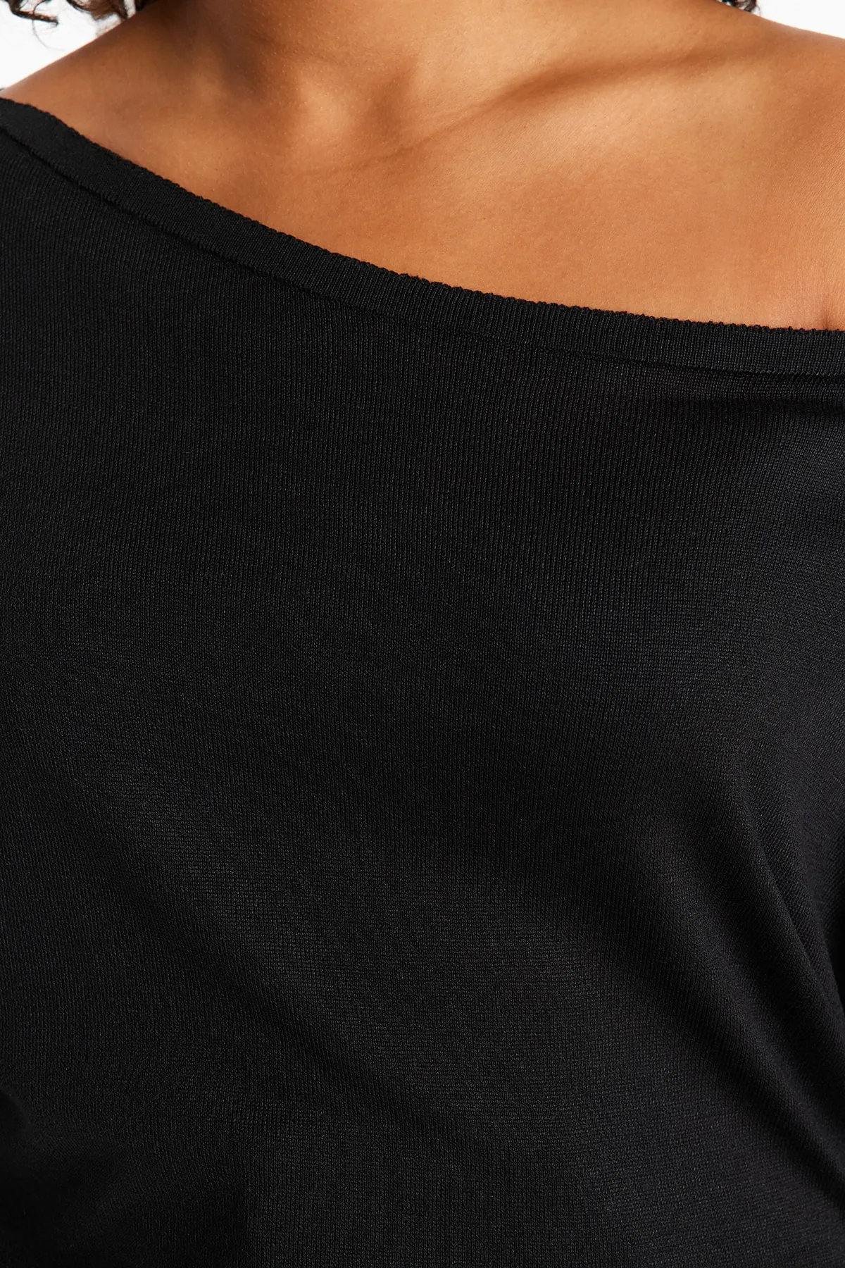 Trendyol Curve  Schwarzer Strickpullover mit U-Boot-Ausschnitt