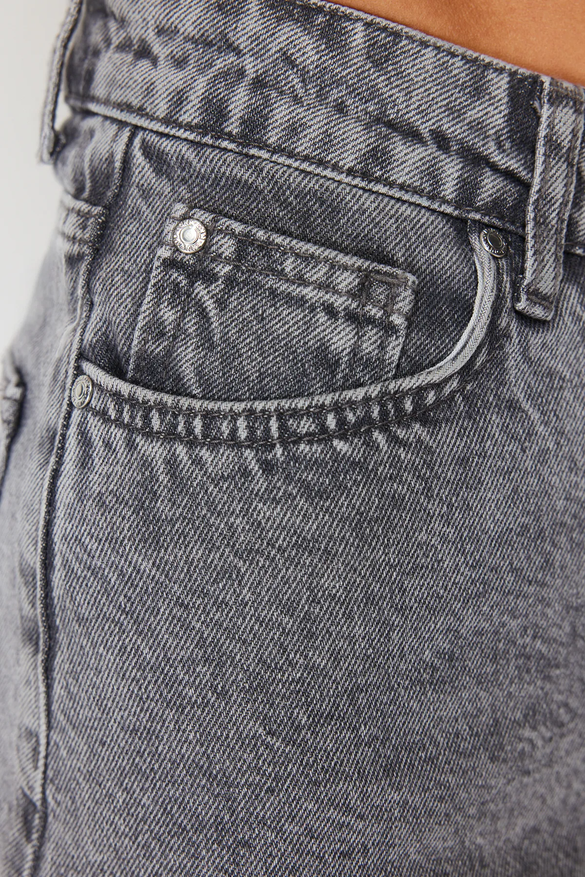 Trendyol Collection  Graue Mini-Shorts aus gewebtem Denim aus 100 % Baumwolle und Bermuda TBESS23SR00030