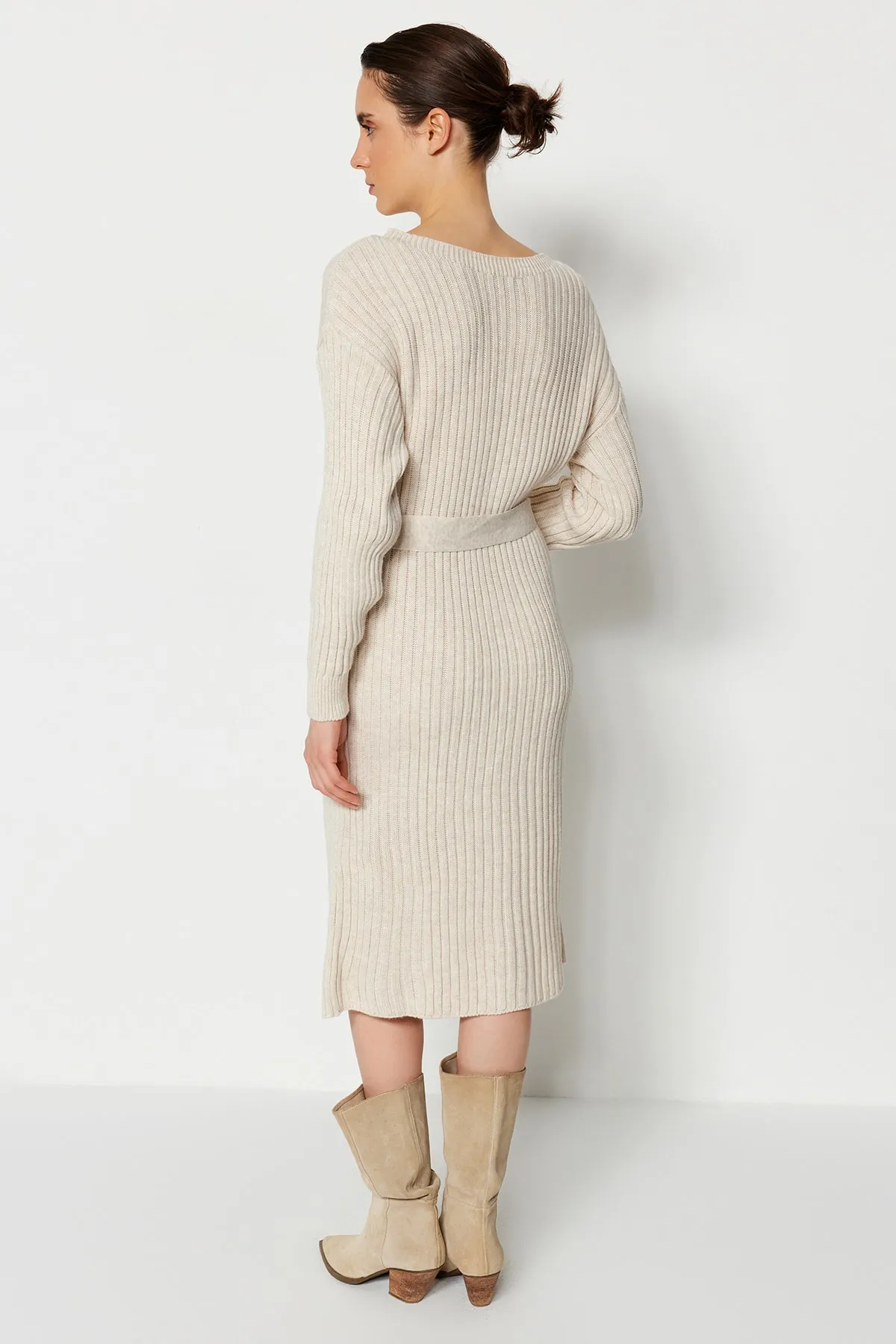 Trendyol Collection  Beiges Mini-Strickkleid mit Gürtel TWOAW23EL00444