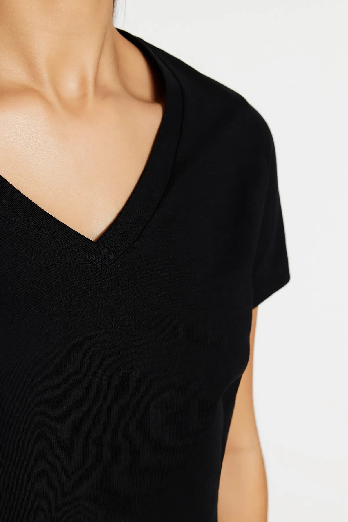 Trendyol Collection  Schwarzes Basic-Strick-T-Shirt mit V-Ausschnitt aus 100 % Baumwolle TWOSS23TS00001