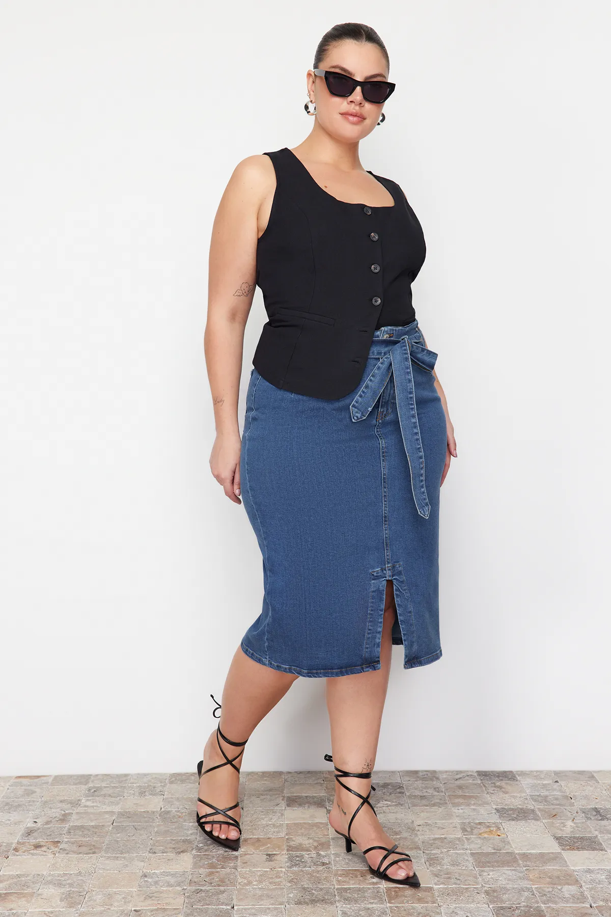 Trendyol Curve  Hellblauer, geschlitzter Jeansrock mit hohem Bund und Gürtel TBSSS23AZ00017