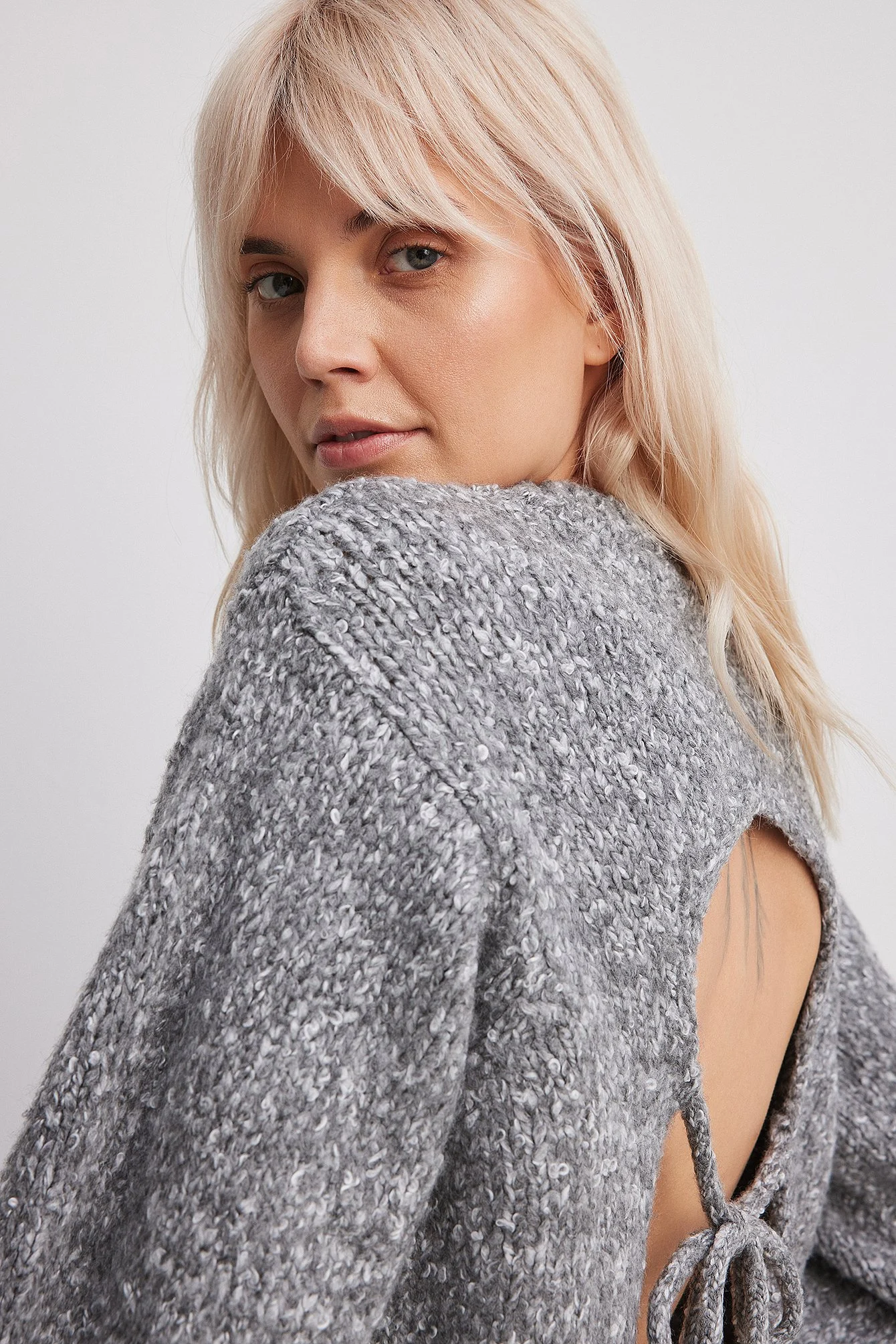 Gestrickter Pullover mit offenem Rücken