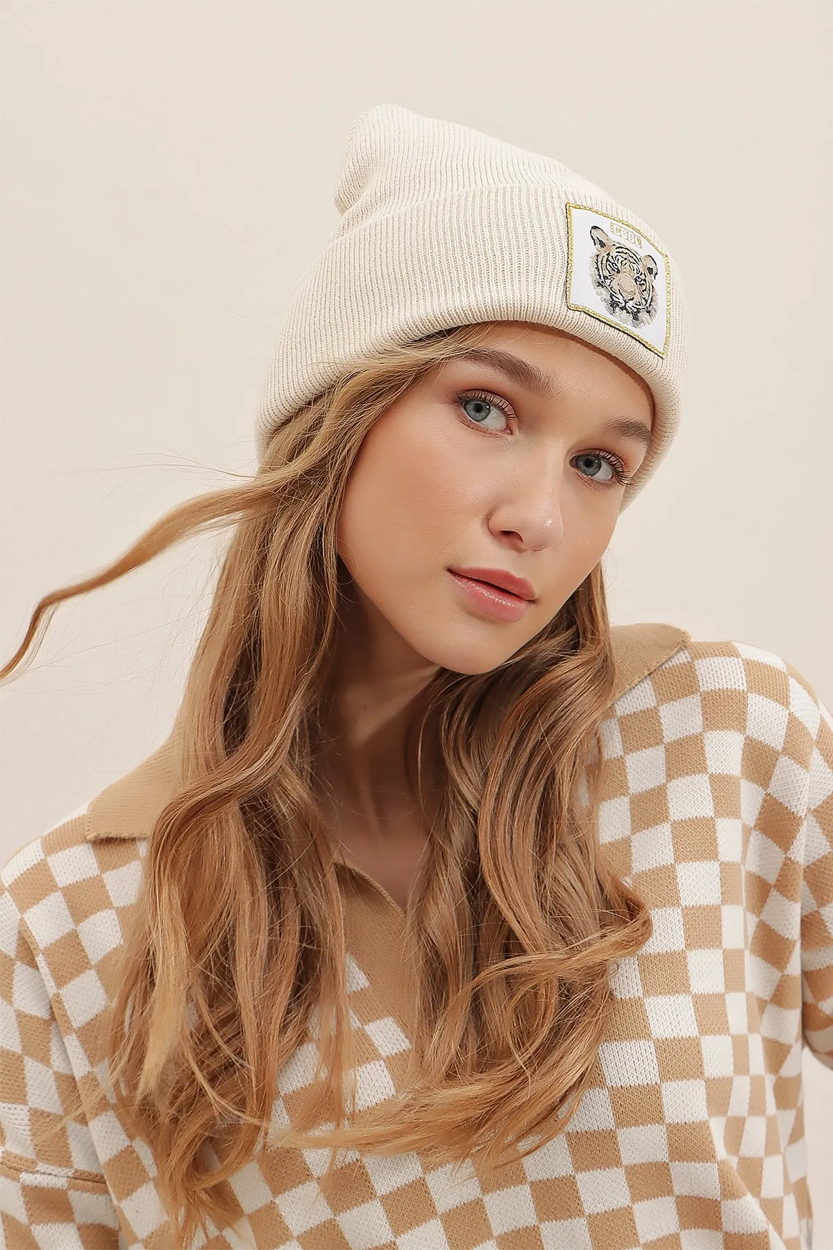 Trend Alaçatı Stili  Beige Beaniemütze mit Tigerstickerei für Damen ALC-A2418