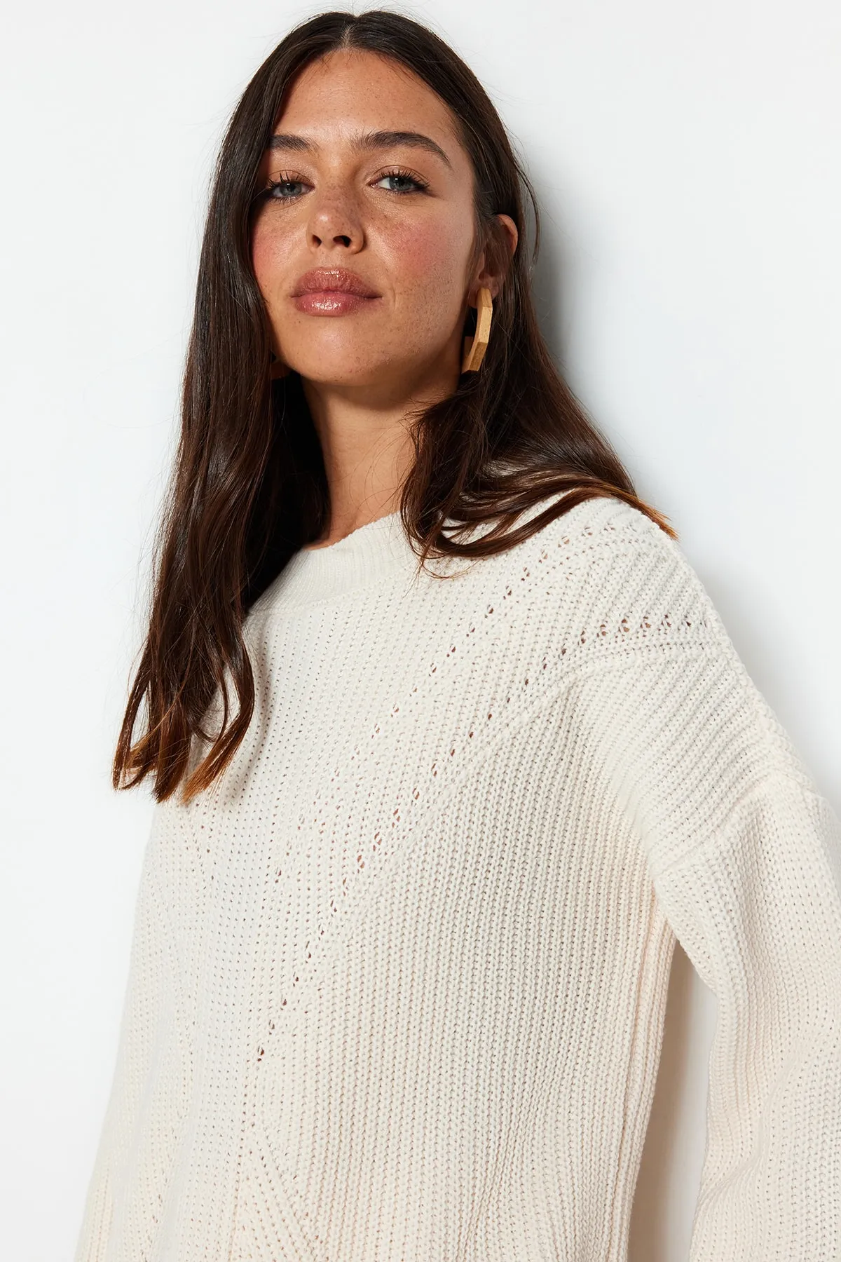 Trendyol Modest  Steiniger Strickpullover mit Rundhalsausschnitt TCTAW24AK00023