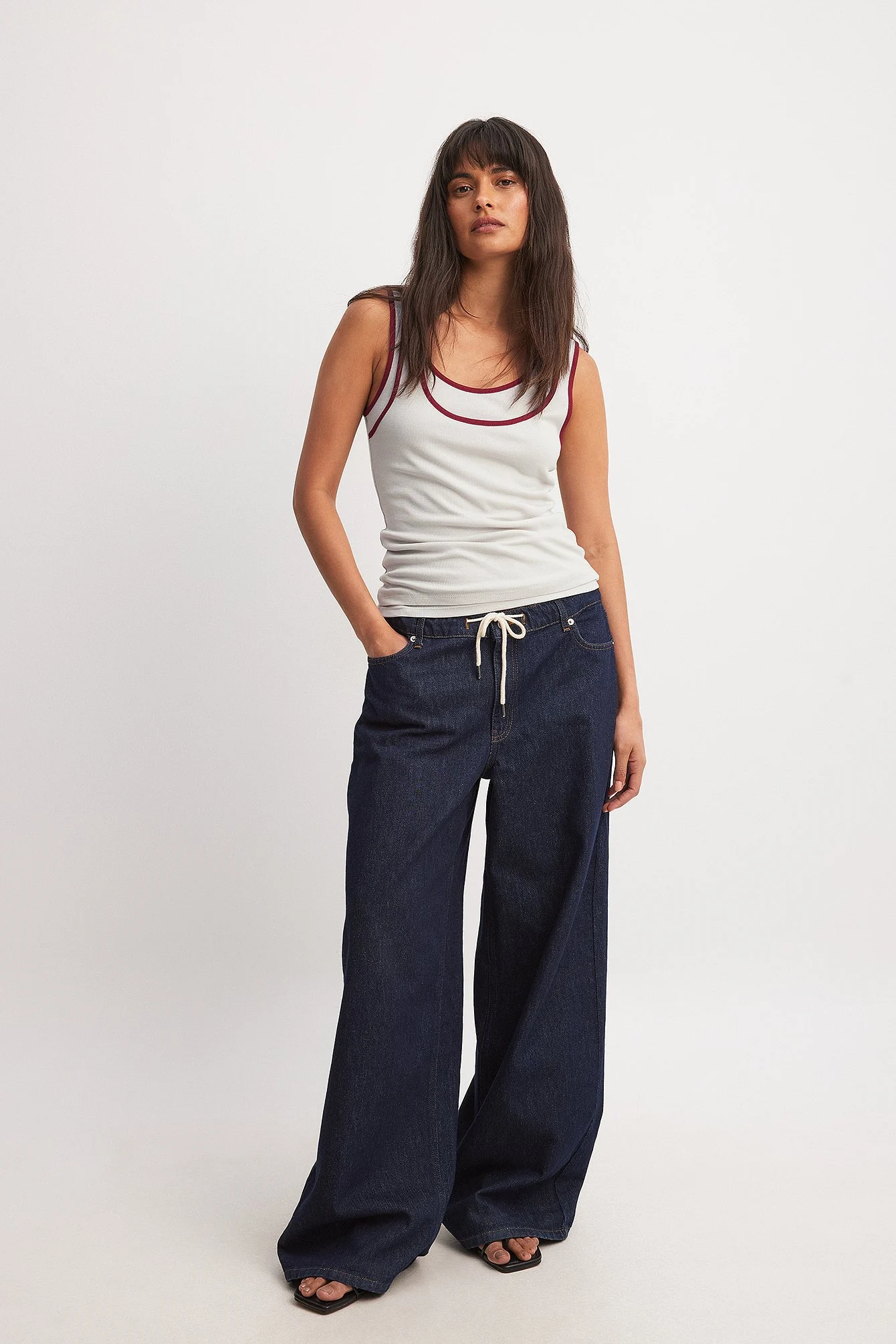 Jeans mit halbhoher Taille und Tunnelzug