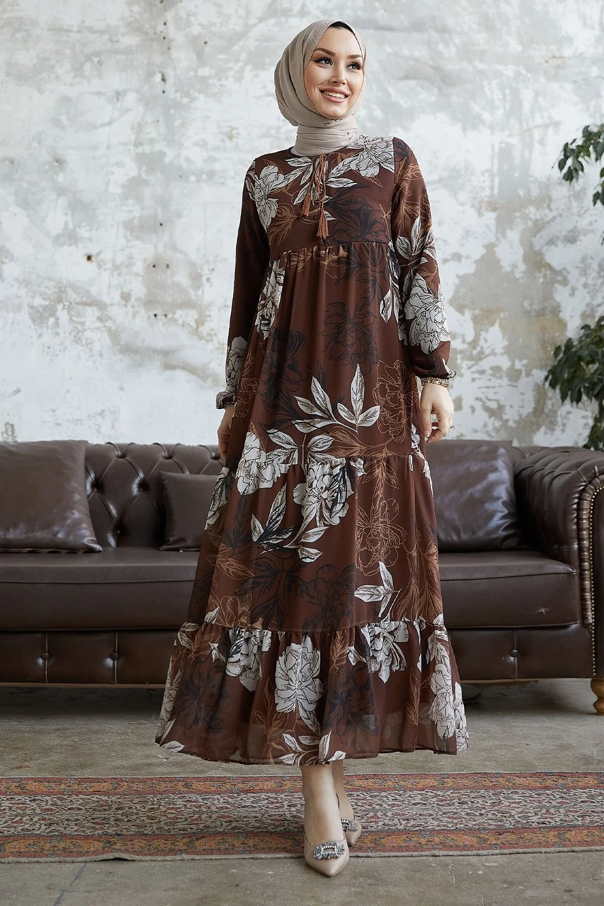InStyle  Jalya Chiffonkleid mit geknöpftem Kragen und Schnürung – Braun