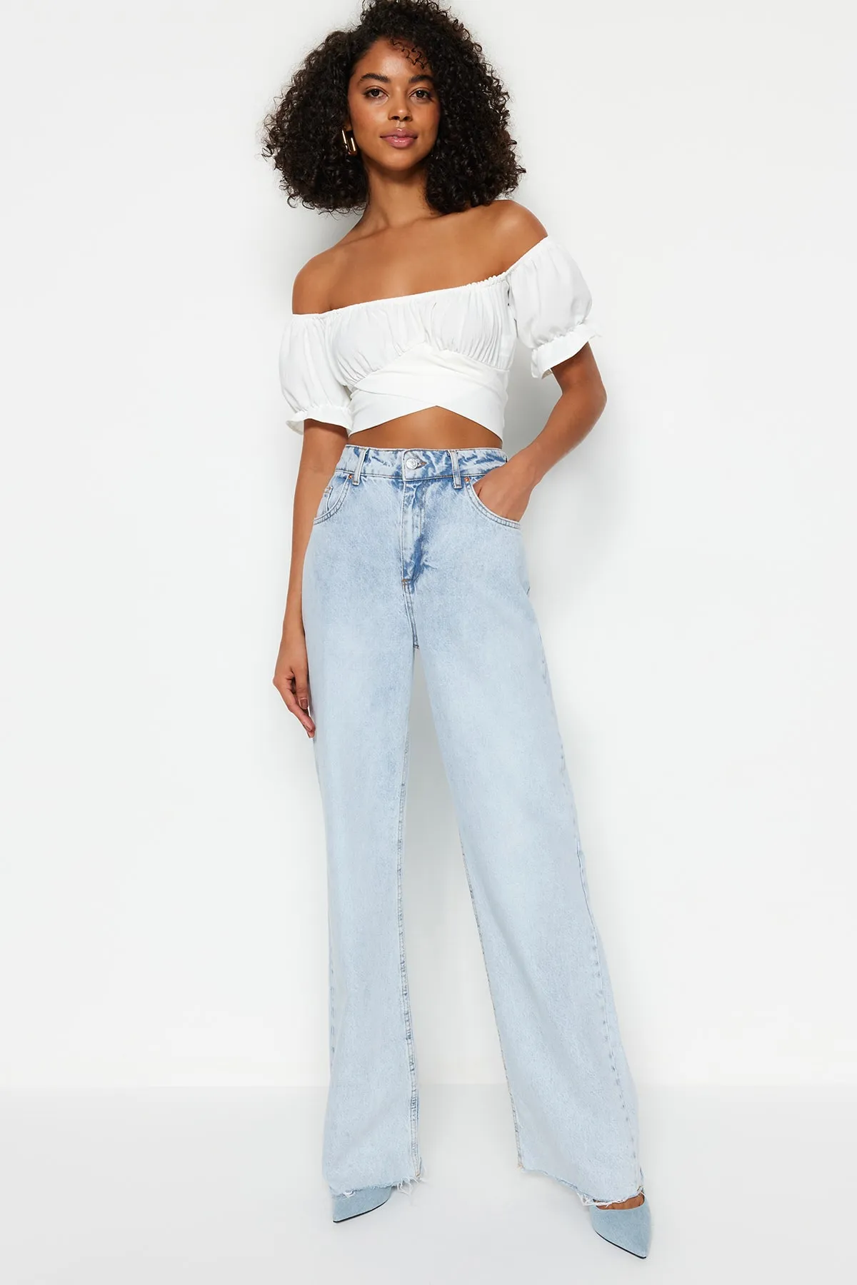 Trendyol Collection  Ecrufarbene, gewebte Bluse mit Carmen-Kragen und detaillierter Krawatte TWOSS21BZ0797