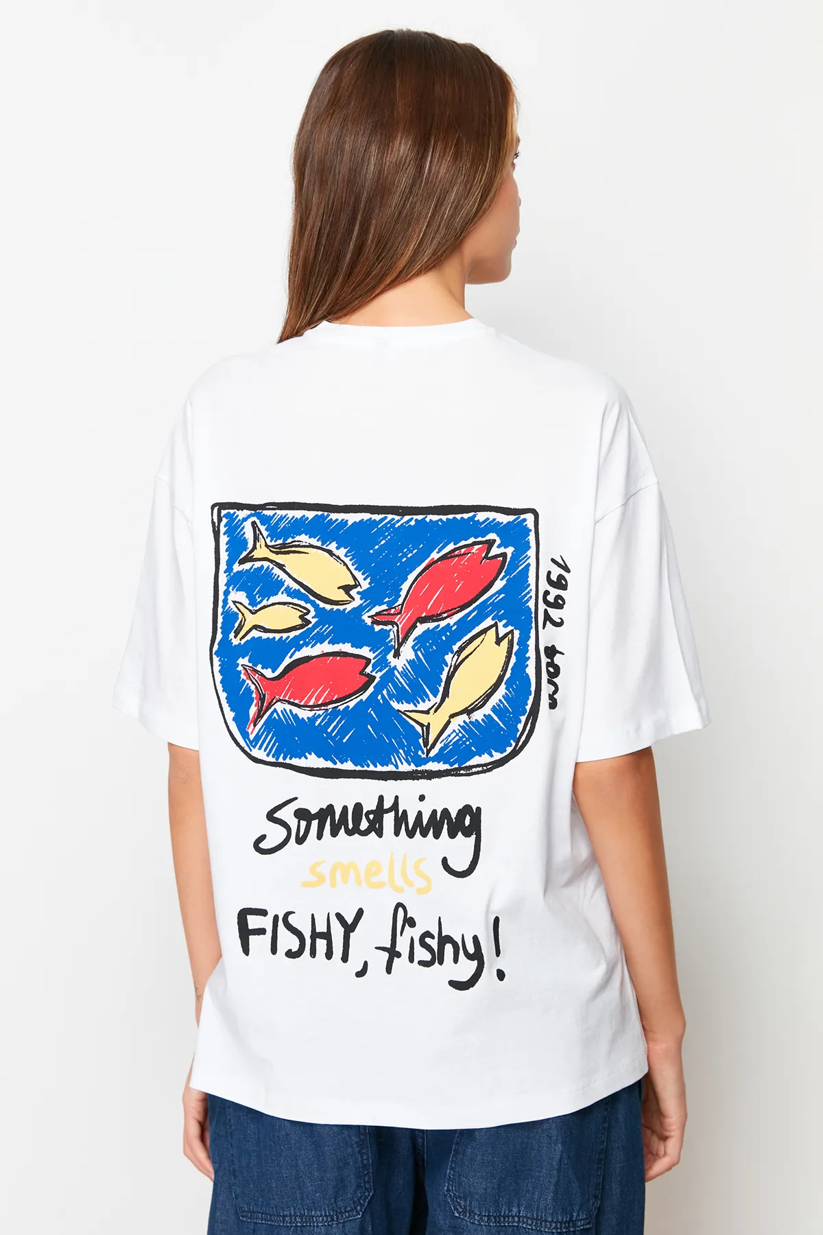 Trendyol Collection  Weißes, bedrucktes, übergroßes/weites Strick-T-Shirt mit Rundhalsausschnitt aus 100 % Baumwolle TWOSS23TS00329