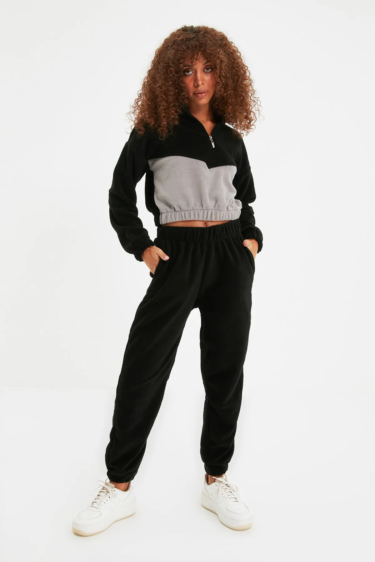 Trendyol Collection  Schwarze lockere Jogginghose aus Fleece-Strick TWOAW22EA0398