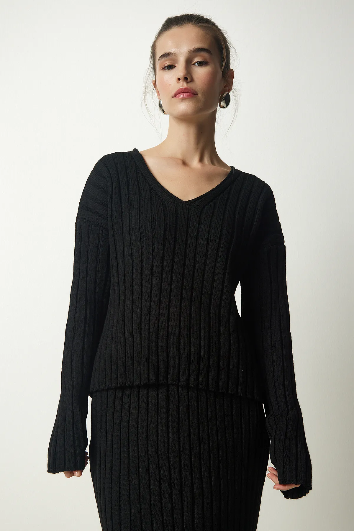 Happiness İstanbul  Schwarzes Strickset mit geripptem Pullover und Rock für Damen YY00188
