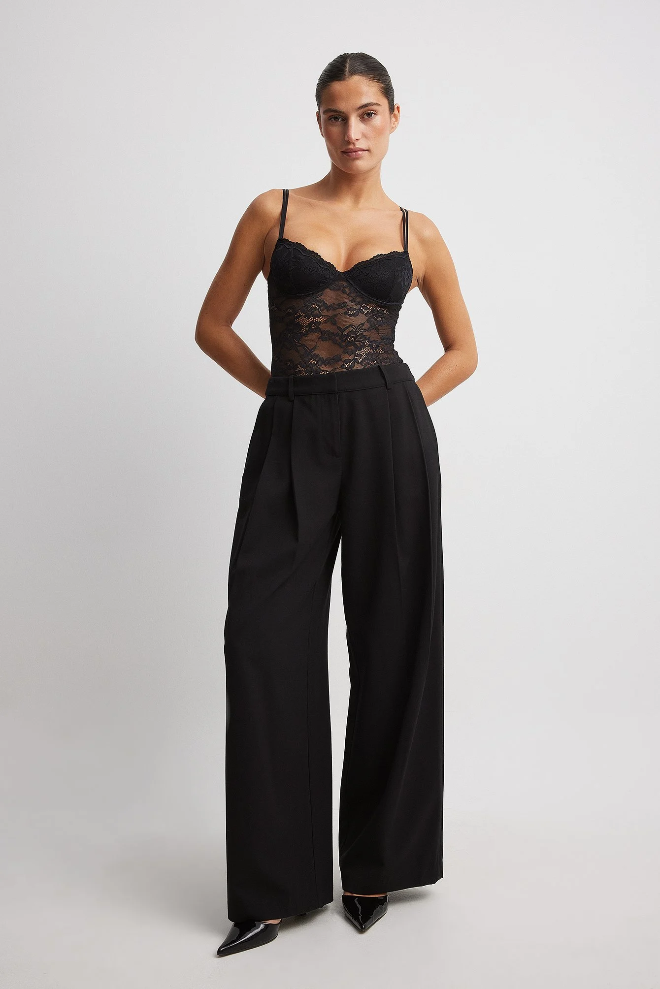 Bodysuit aus Spitze mit dünnen Trägern
