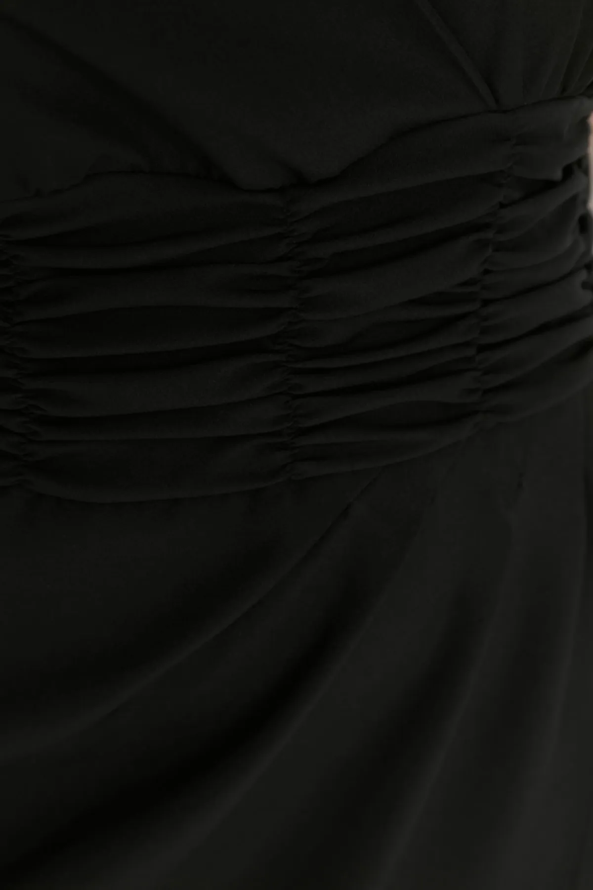 Trendyol Curve  Schwarzes, gewebtes, gerafftes Beil-Kleid TBBSS22AH0247