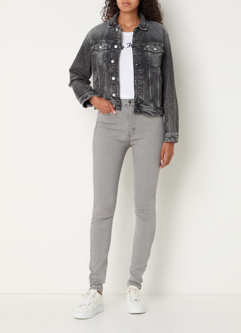 Chaqueta vaquera Tommy Hilfiger Mom con bolsillos en el pecho y laterales.