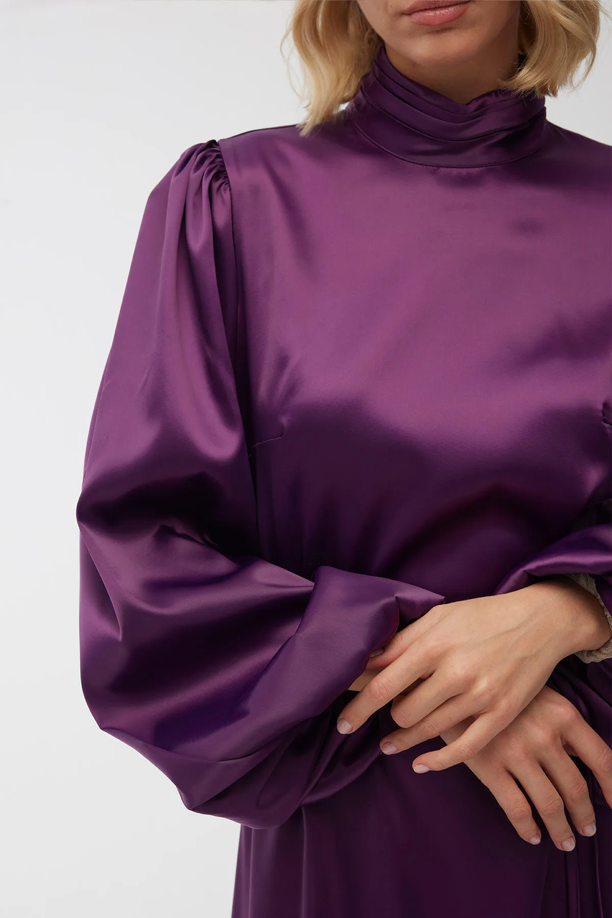 Manuka  Abendkleid aus Satin mit Ballonärmeln in Lila