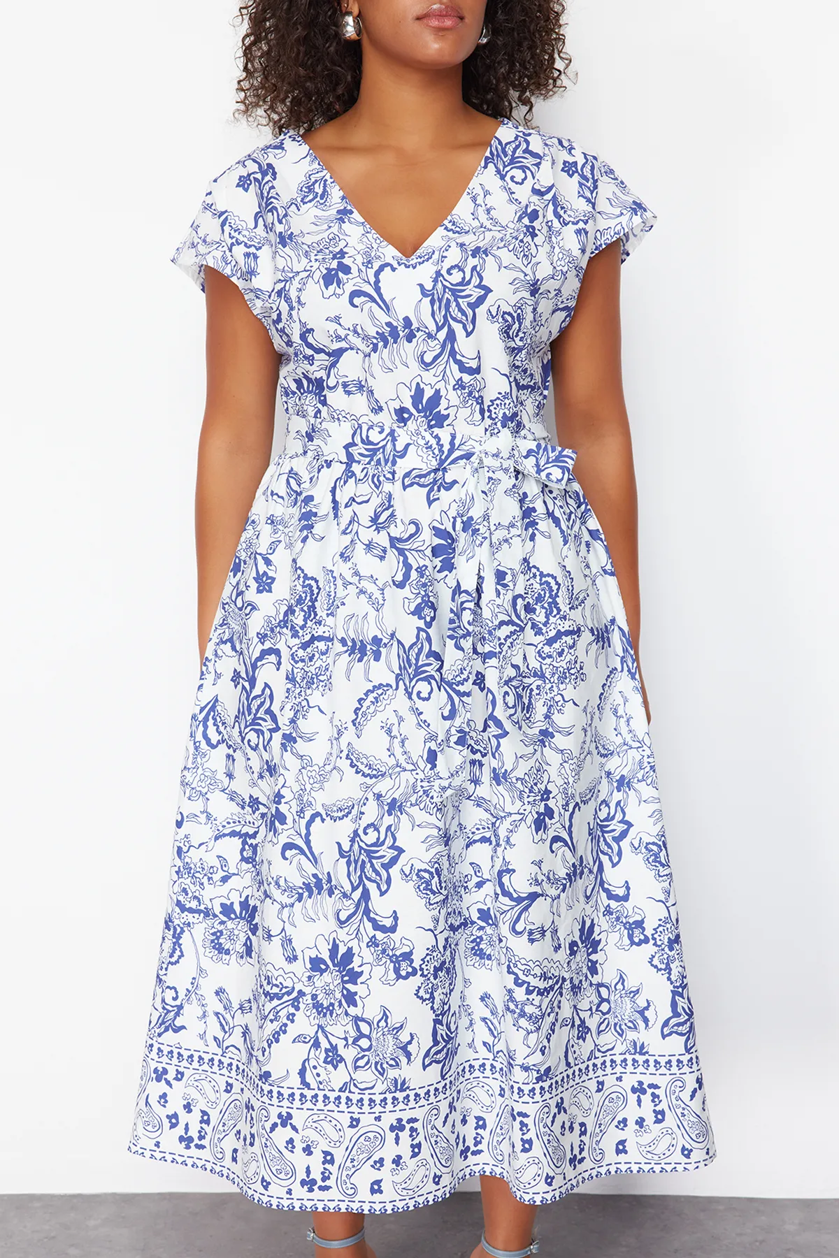 Trendyol Curve  Mehrfarbiges gewebtes Kleid mit tiefem V-Ausschnitt TBBSS24AH00064