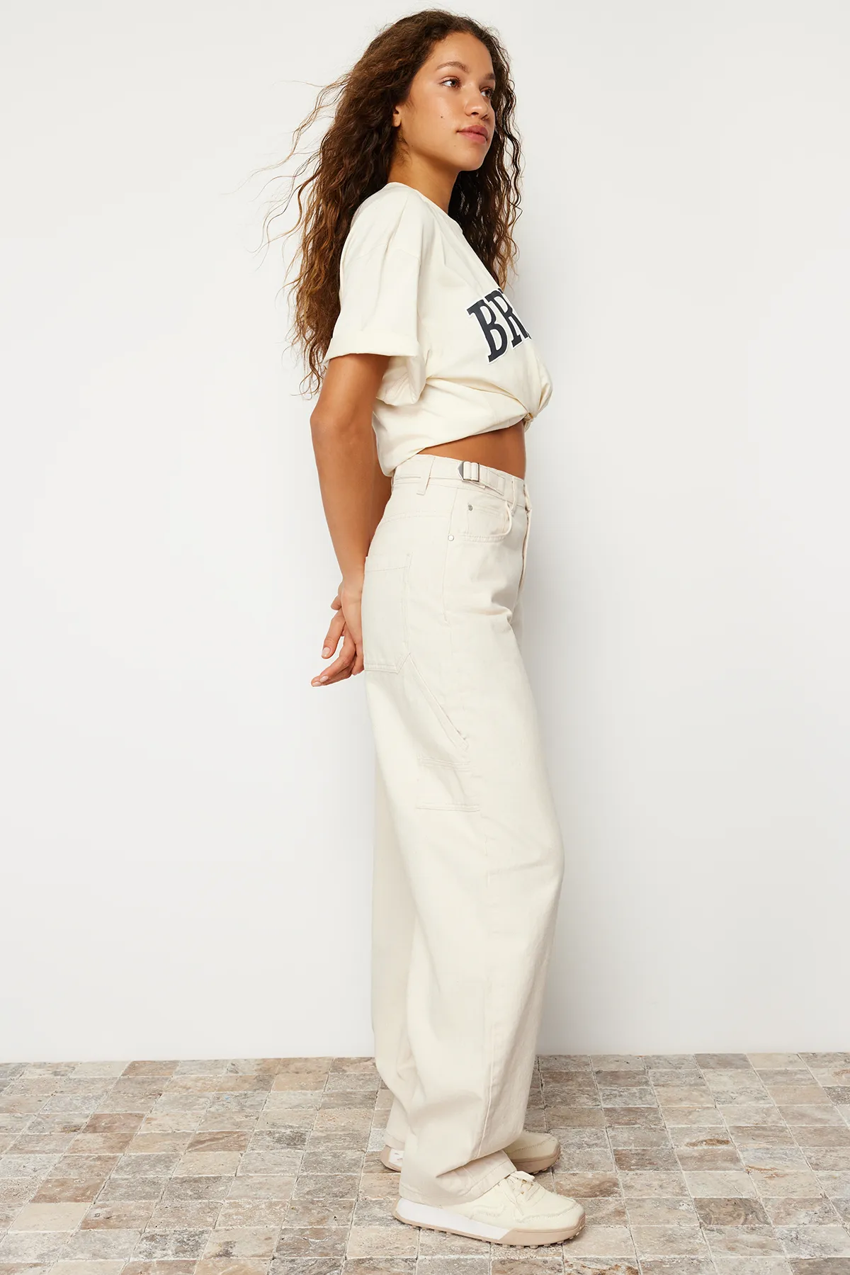Trendyol Collection  Ecru, locker geschnittene Skater-Jeans mit hoher Taille TWOAW24JE00308