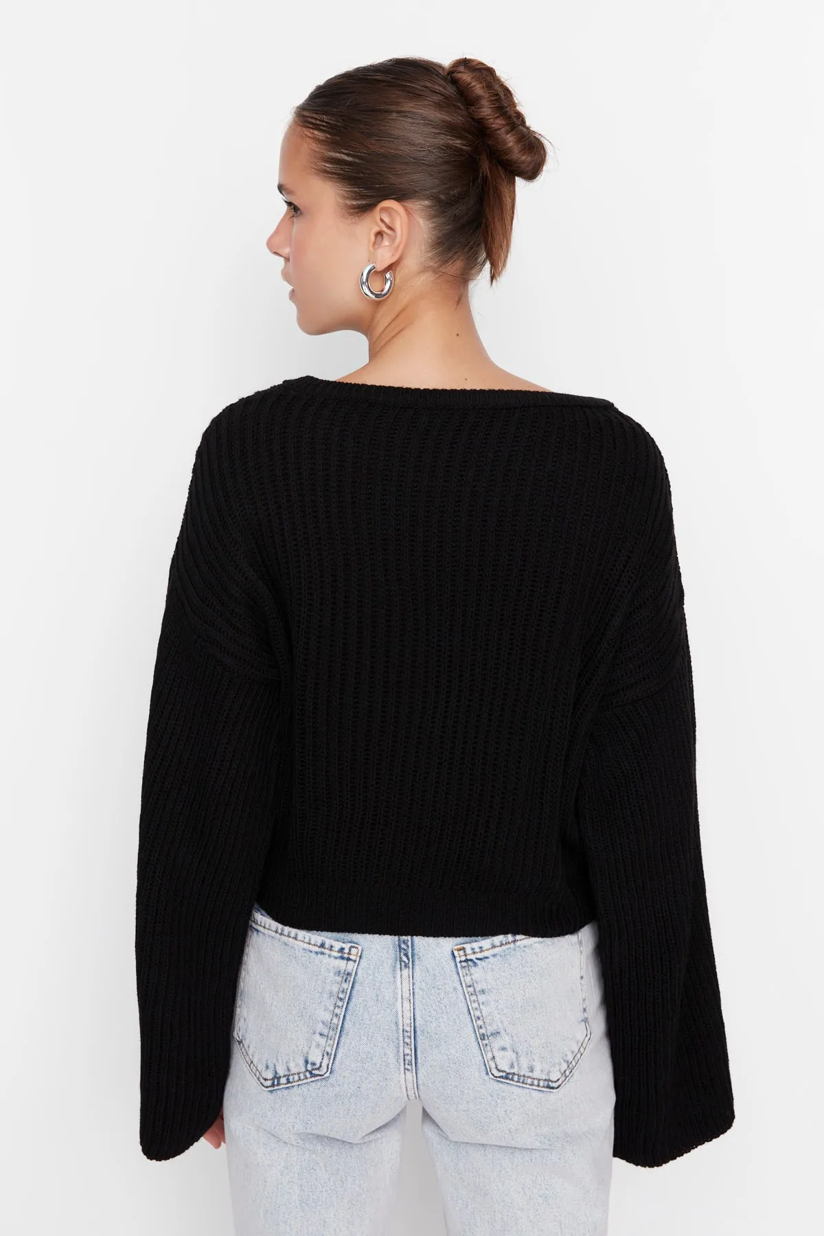 Trendyol Collection  Schwarzer Strickpullover mit kurzem Schnitt und spanischen Ärmeln