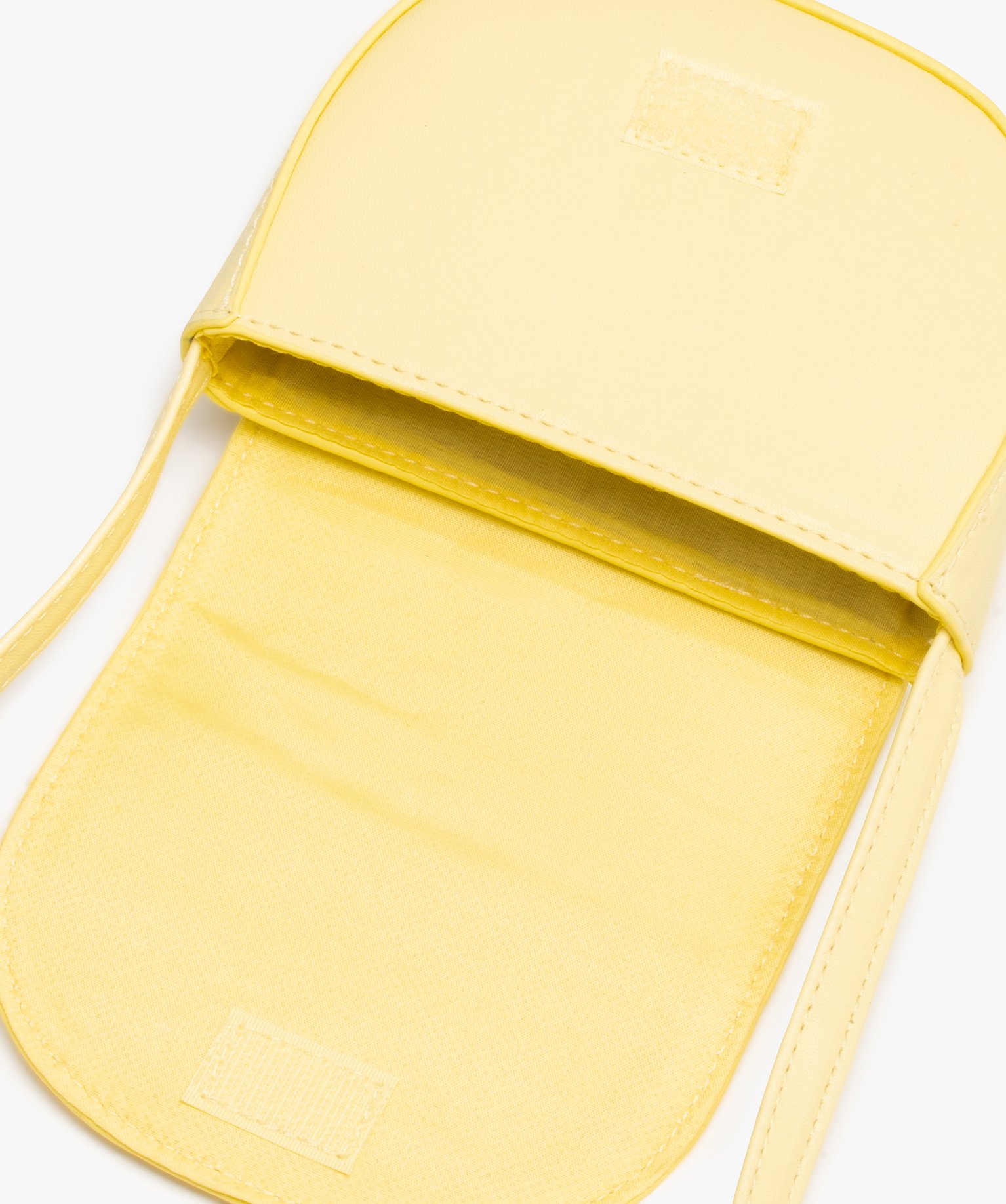 Sac fille brillant à bandoulière et rabat pastel jaune | GEMO