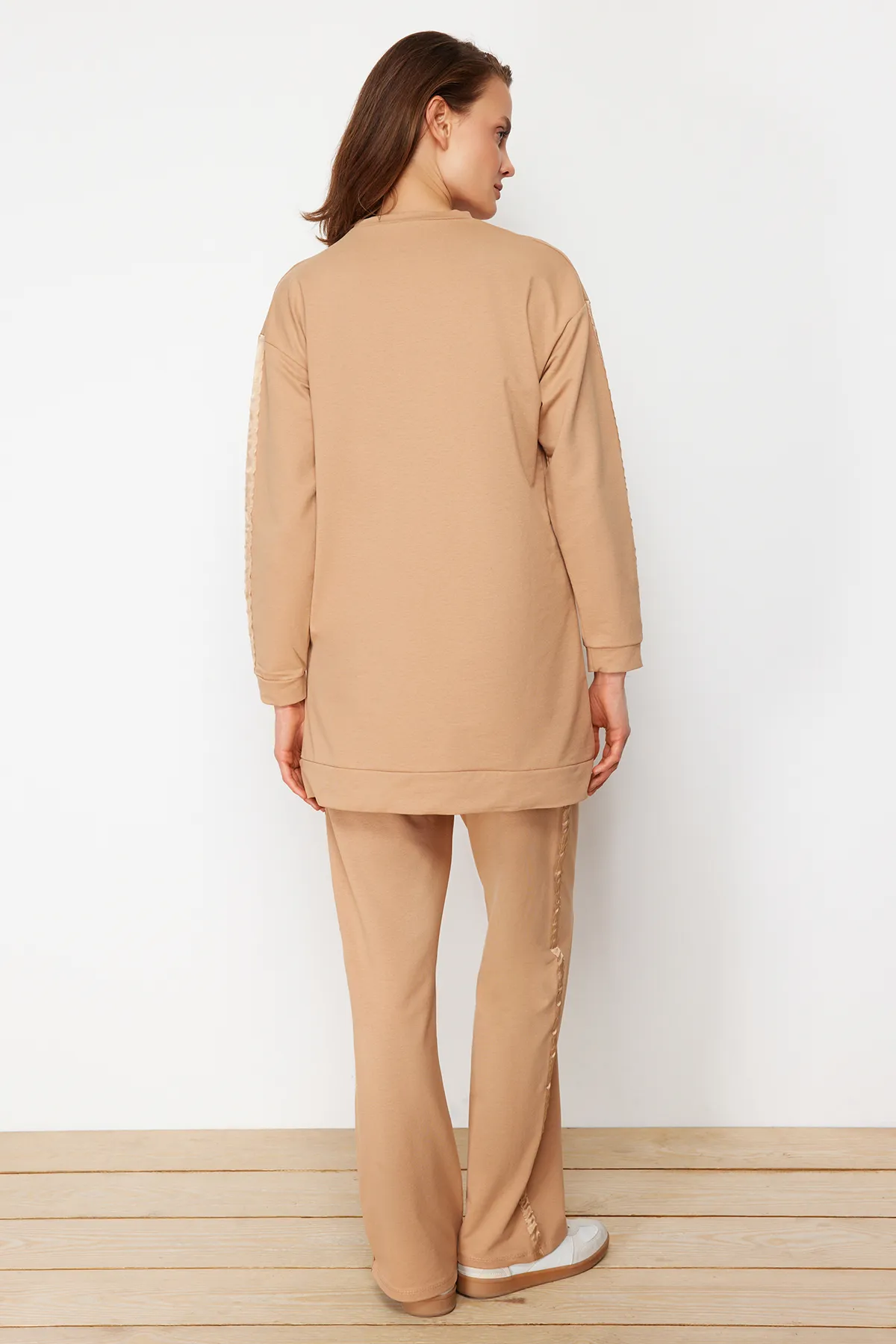 Trendyol Modest  Detailliertes Strick-Trainingsanzug-Set mit Nerzstreifen TCTAW23EN00049