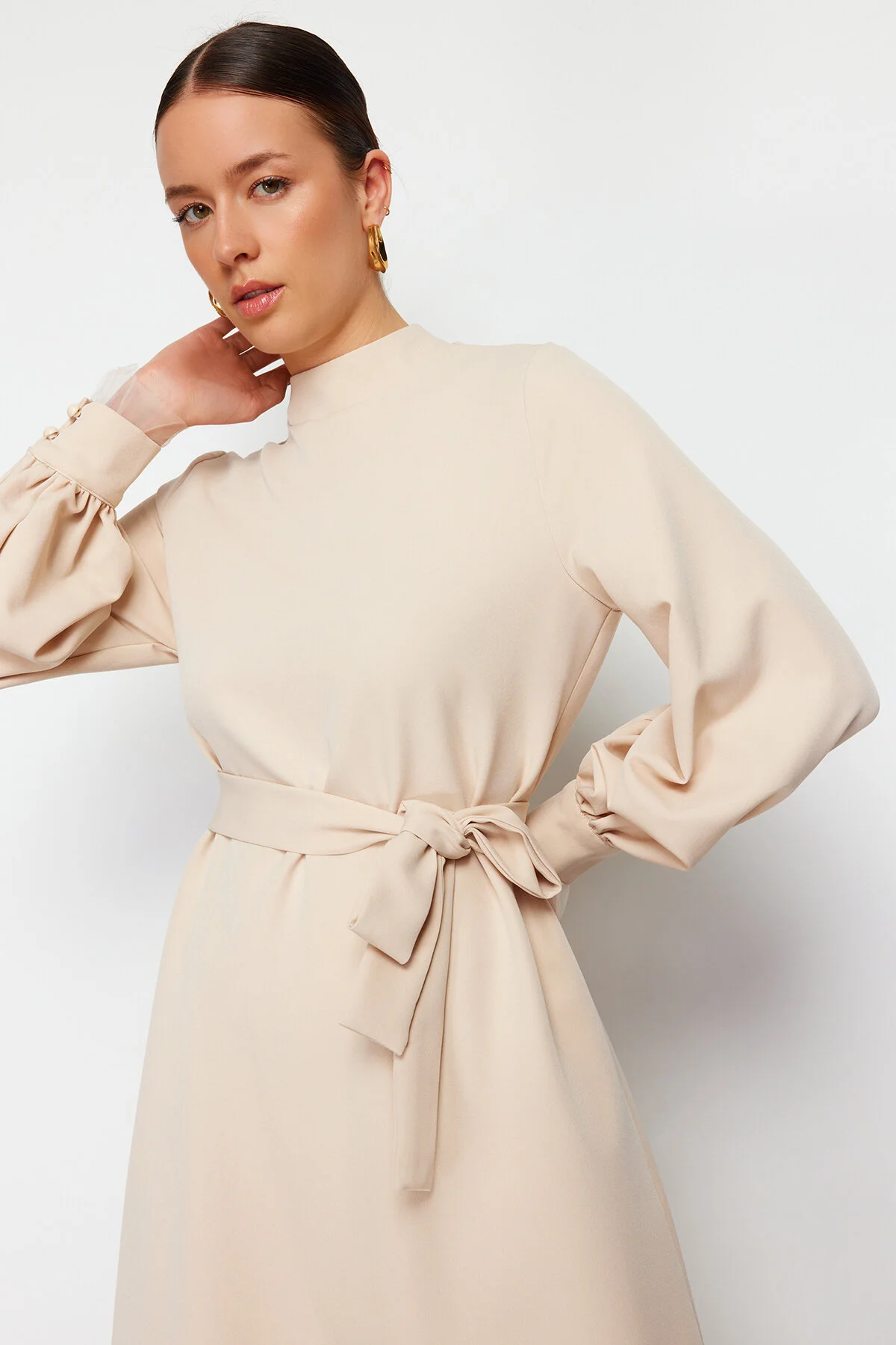 Trendyol Modest  Ecrufarbenes, gewebtes Kleid mit Stehkragen und Gürtel TCTSS24EB00174