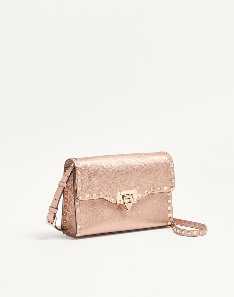 Bolsa de ombro pequena Valentino Garavani Rockstud em couro de bezerro granato laminado