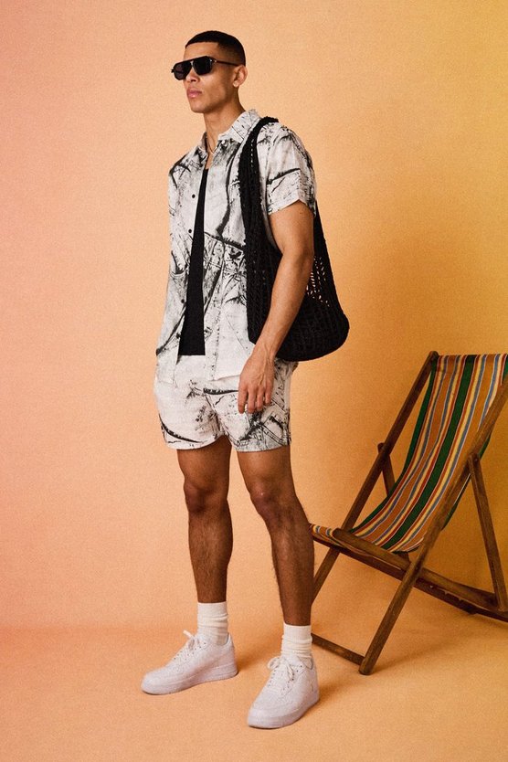 Oversize Viskose Cargo-Hemd und Shorts mit abstraktem Print