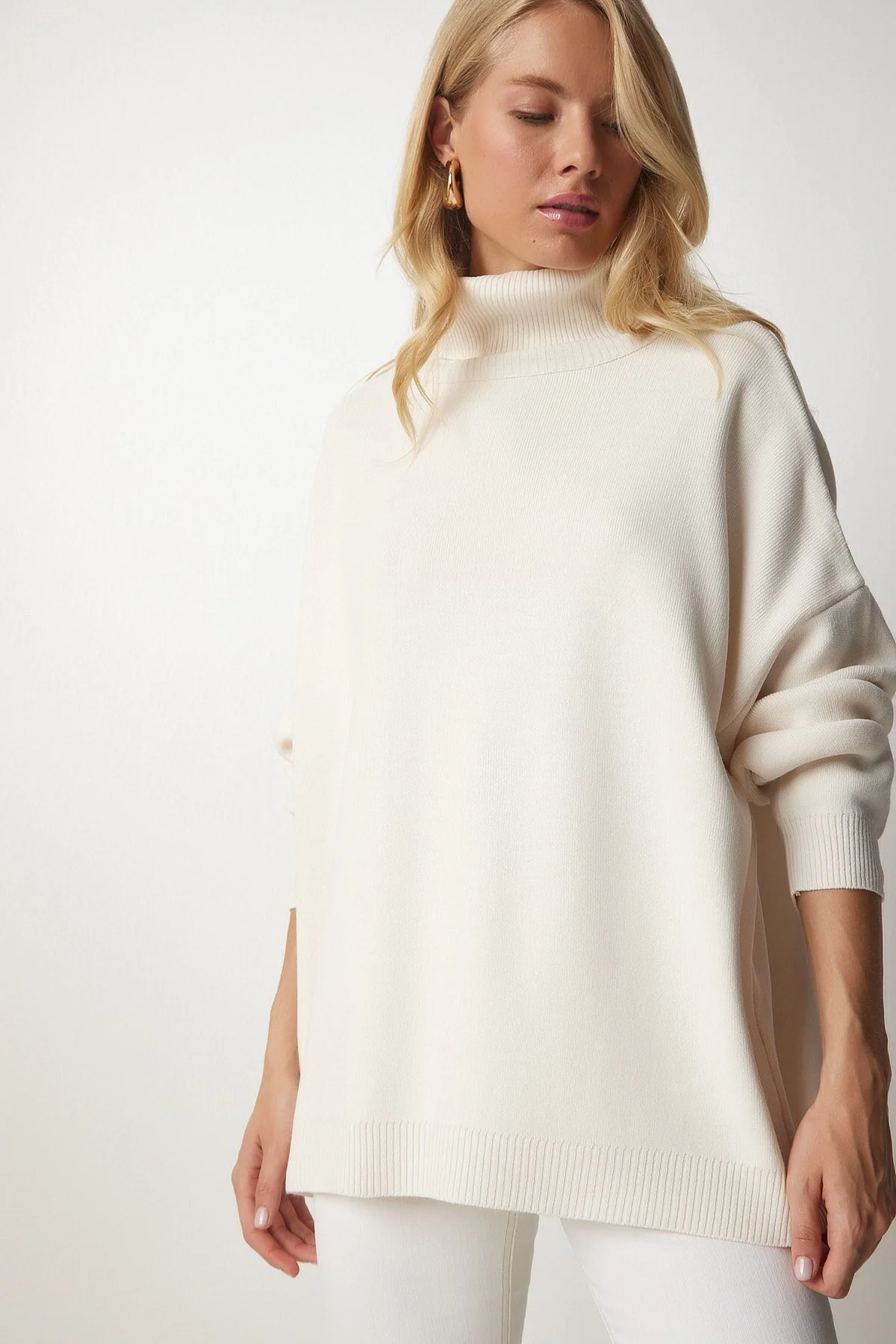 Happiness İstanbul  Cremefarbener Oversize-Rollkragen-Strickpullover für Damen BV00084