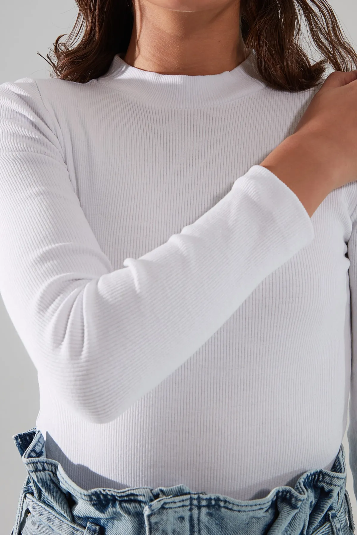 Trendyol Collection  Weißer schmaler, gerippter Stretch-Strickbody mit Stehkragen und Druckknopf TWOAW20BD0011