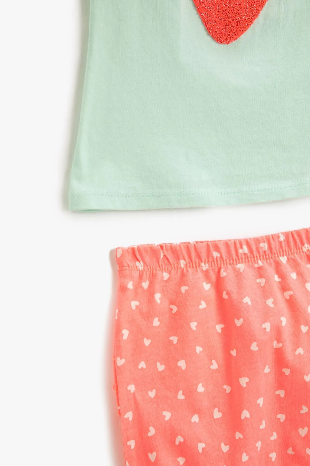 Koton  Rüschen-T-Shirt – Set aus Shorts und Stirnband, Erdbeere bedruckt mit Applikationsdetails